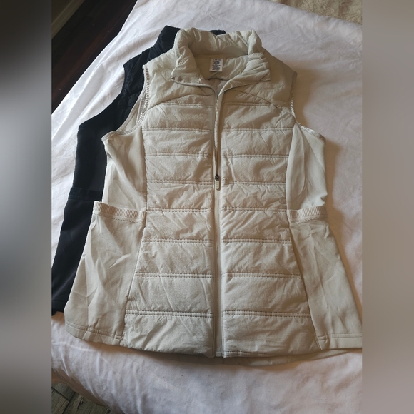 3 Avia Athletic Light Weight Vests with Pockets and Zippers Green, Gray, & Black - Picture 2 of 8